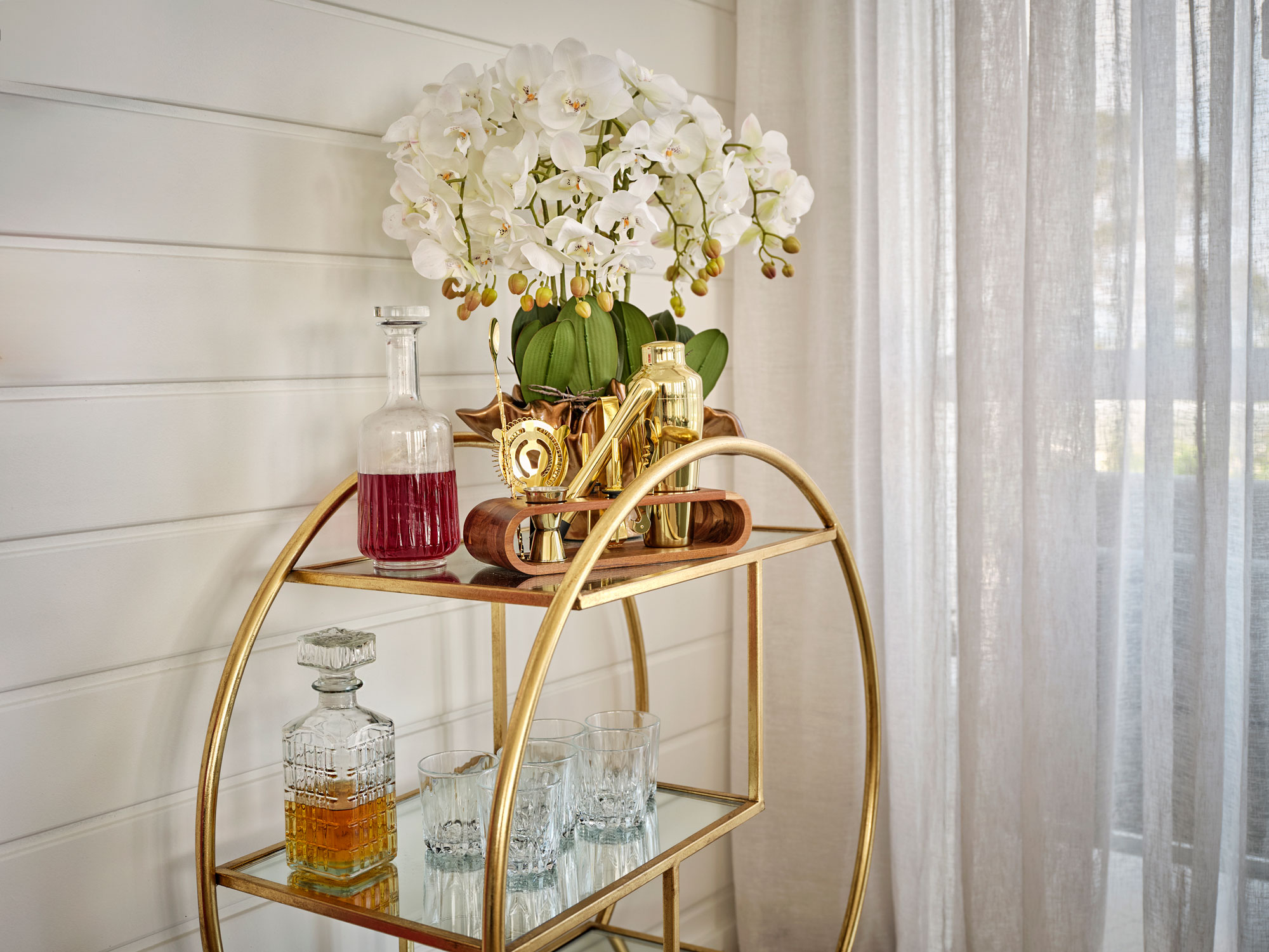 Drinks trolley and cocktail maker