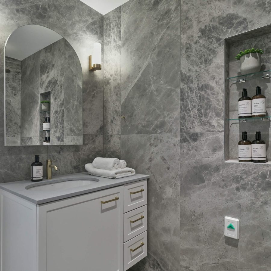 Greenwich Place Classic bathroom sink and mirror