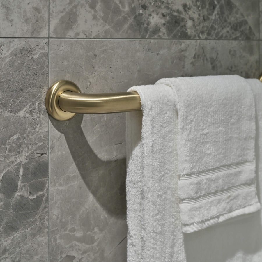 Greenwich Place Deluxe towel rack with towels